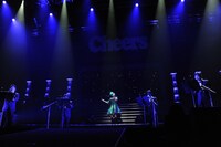 男性コーラス隊と共に「竜星鎮魂歌」を歌う鈴木このみ。（写真提供：MAGES.）