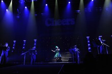 男性コーラス隊と共に「竜星鎮魂歌」を歌う鈴木このみ。（写真提供：MAGES.）