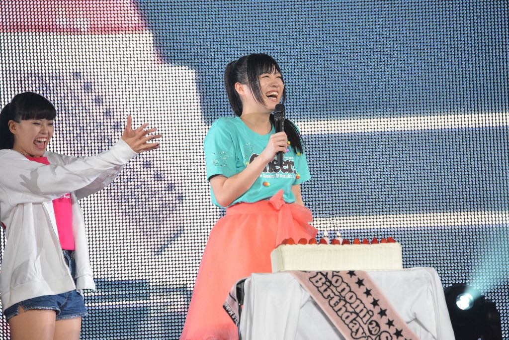 バースデーサプライズに笑顔で応える鈴木このみ。（写真提供：MAGES.）