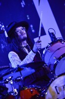 庄村聡泰（Dr）（Photo by AZUSA TAKADA）