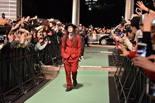 “ドロスグリーン”カーペットを歩く庄村聡泰（Dr）。（Photo by AZUSA TAKADA）