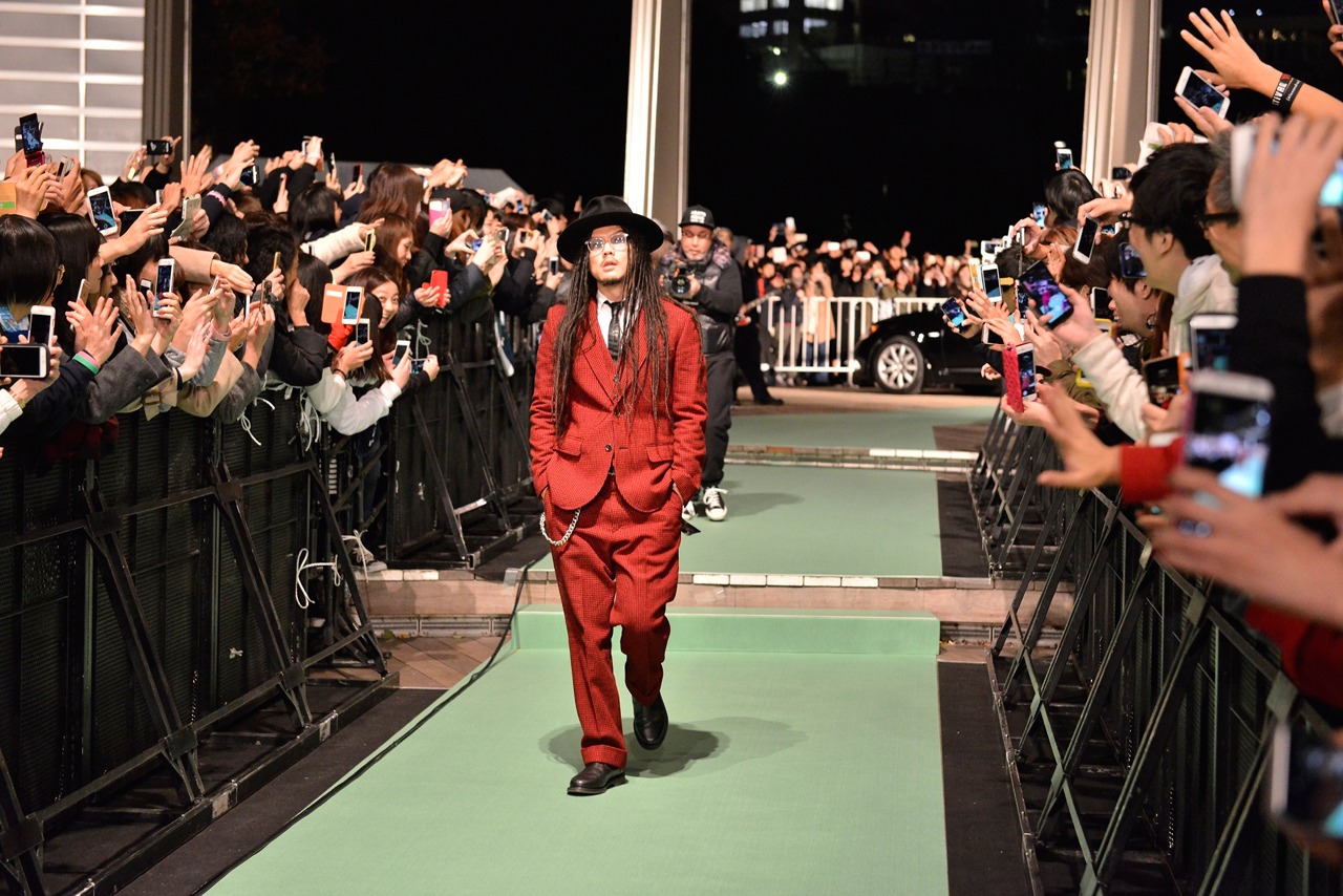 “ドロスグリーン”カーペットを歩く庄村聡泰（Dr）。（Photo by AZUSA TAKADA）