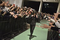 “ドロスグリーン”カーペットを歩く磯部寛之（B, Cho）。（Photo by AZUSA TAKADA）