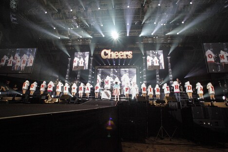 ダンサー陣がフーディの背中を通じて届けたバースデーメッセージを読み上げる鈴木このみ「鈴木このみ Birthday Live 2016 ~Cheers!!!~」の様子。(写真提供:MAGES.)