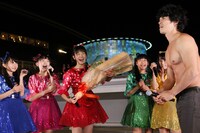 ときめき▽宣伝部と庄司智春（品川庄司）。