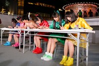 「1分間で箸を使って『M&M's』チョコレートを最も多く食べる」ギネス記録に挑戦するときめき▽宣伝部と庄司智春（品川庄司）。