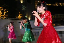 坂井仁香（右）