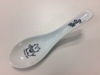 「炒飯MUSIC」購入者プレゼントキャンペーンの賞品「アルカラ特製くだけねこオリジナルレンゲ」。