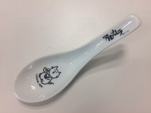 「炒飯MUSIC」購入者プレゼントキャンペーンの賞品「アルカラ特製くだけねこオリジナルレンゲ」。