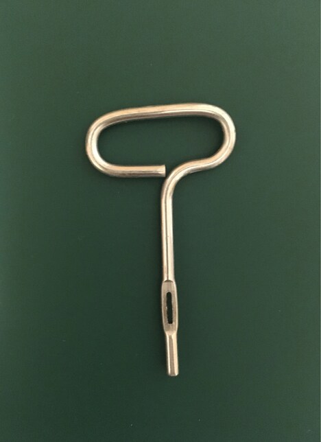 特典の「コンビーフあける鍵みたいなやつ」。