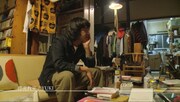 銀杏BOYZのトリビュートアルバム「きれいなひとりぼっちたち」を聴く村井守(ex. 銀杏BOYZ)。