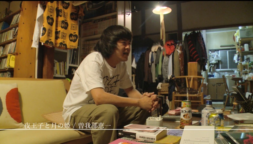 銀杏BOYZのトリビュートアルバム「きれいなひとりぼっちたち」を聴く村井守（ex. 銀杏BOYZ）。