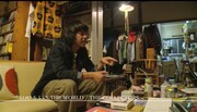銀杏BOYZのトリビュートアルバム「きれいなひとりぼっちたち」を聴く村井守(ex. 銀杏BOYZ)。
