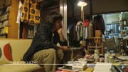 銀杏BOYZのトリビュートアルバム「きれいなひとりぼっちたち」を聴く村井守(ex. 銀杏BOYZ)。