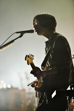 ホリエアツシ（Vo, G, Piano）（撮影：橋本塁［SOUND SHOOTER］）