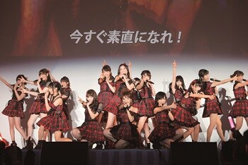 AKB48「AKB48劇場10周年 記念祭＆記念公演」のワンシーン。