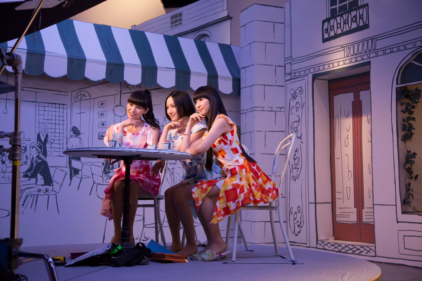 「Ora2×Perfume All Day くちもとBeauty」編を撮影中のPerfume。