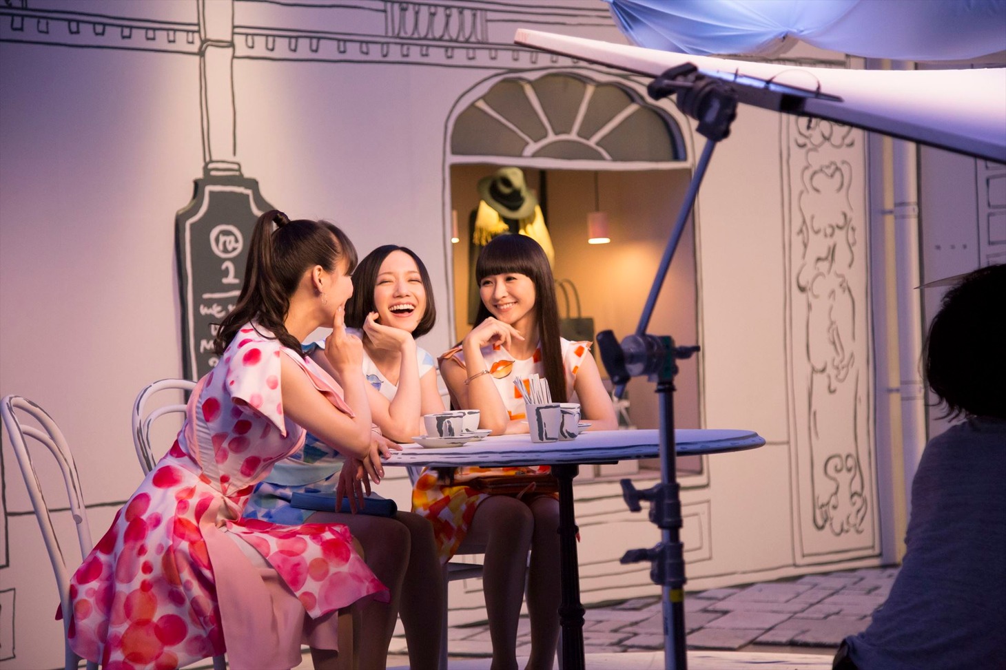 「Ora2×Perfume All Day くちもとBeauty」編を撮影中のPerfume。