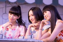 「Ora2×Perfume All Day くちもとBeauty」編を撮影中のPerfume。