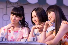 「Ora2×Perfume All Day くちもとBeauty」編を撮影中のPerfume。