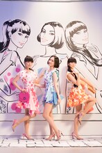 ジェイソン ブルックスが描いたイラストの前に立つPerfume。