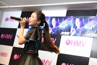 竹越くるみ from Devil ANTHEM.によるミニライブの様子。