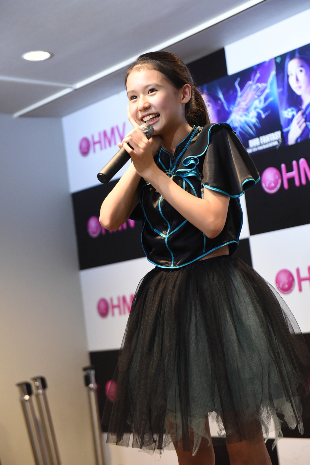 竹越くるみ from Devil ANTHEM.によるミニライブの様子。