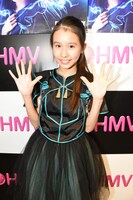 竹越くるみ from Devil ANTHEM.によるミニライブの様子。