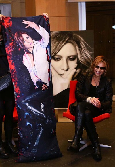 YOSHIKI特大抱き枕とYOSHIKI。