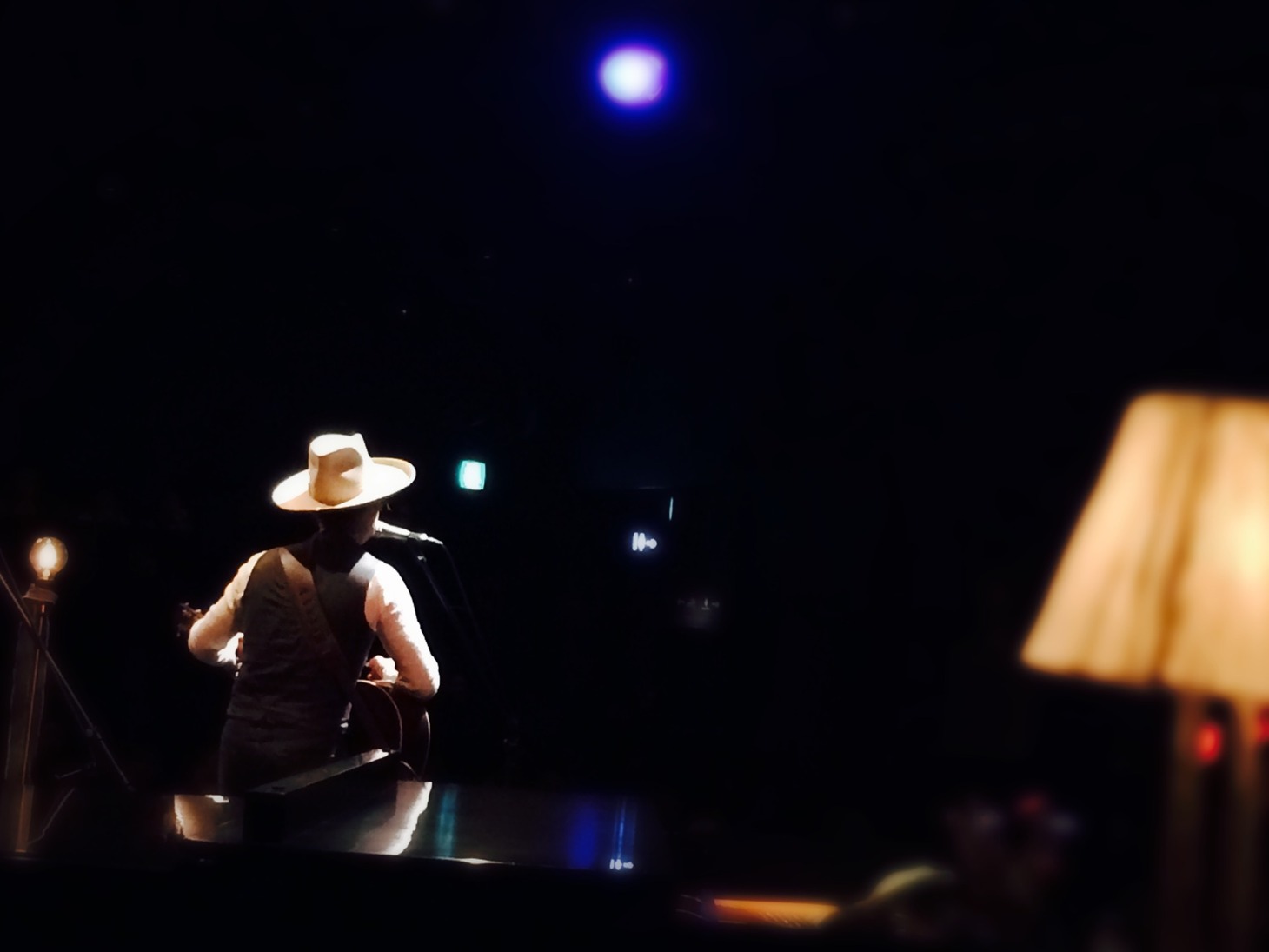 「Premium Acoustic Tour 2016 ～Love is Beautiful～」初日公演の様子。