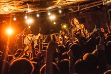 「SIX LOUNGE Walk on the Wild Side one-man series」東京・下北沢SHELTER公演の様子。（撮影：夏目圭一郎[SPINFROG]）