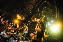 「SIX LOUNGE Walk on the Wild Side one-man series」東京・下北沢SHELTER公演の様子。（撮影：夏目圭一郎[SPINFROG]）