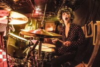 ナガマツシンタロウ（Dr, Cho）（撮影：夏目圭一郎[SPINFROG]）