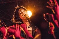 ヤマグチユウモリ（G, Vo）（撮影：夏目圭一郎[SPINFROG]）