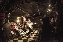 「SIX LOUNGE Walk on the Wild Side one-man series」東京・下北沢SHELTER公演の様子。（撮影：夏目圭一郎[SPINFROG]）