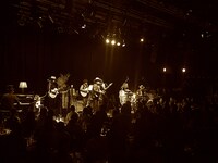 「Premium Acoustic Tour 2016 ～Love is Beautiful～」初日公演の様子。