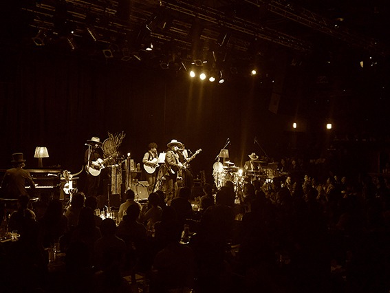 「Premium Acoustic Tour 2016 ～Love is Beautiful～」初日公演の様子。