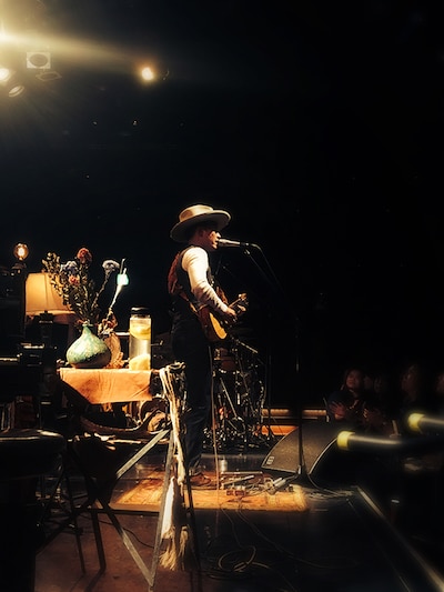 「Premium Acoustic Tour 2016 ～Love is Beautiful～」初日公演の様子。