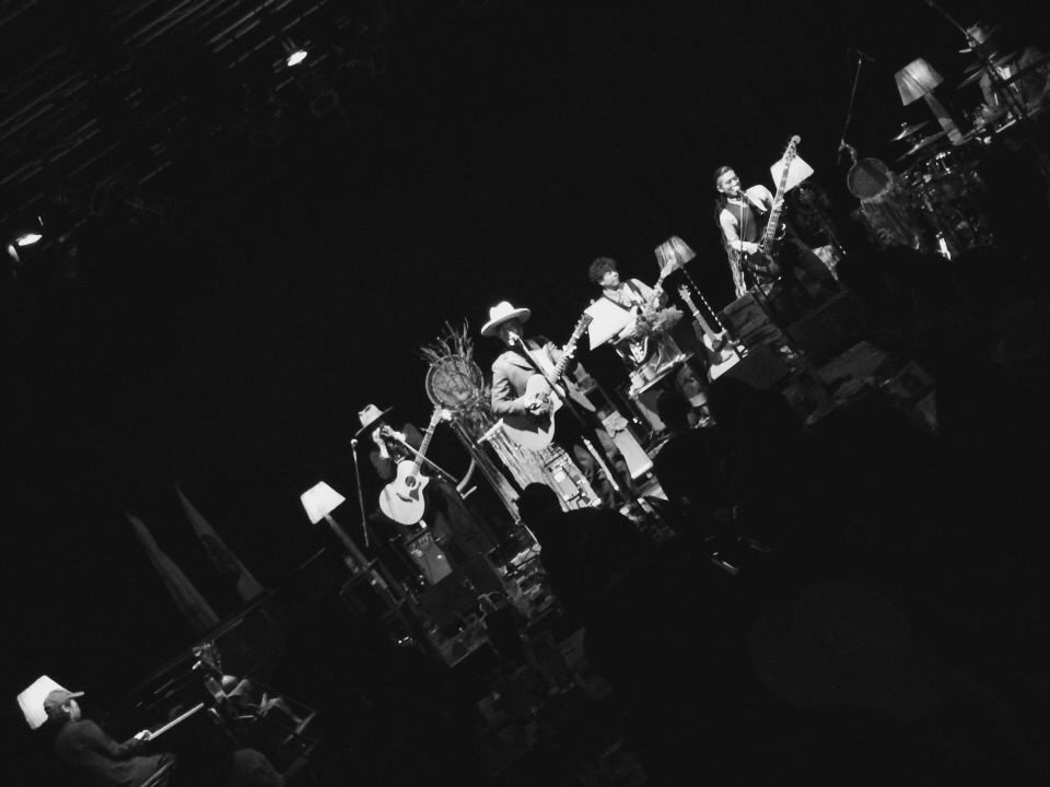 「Premium Acoustic Tour 2016 ～Love is Beautiful～」初日公演の様子。