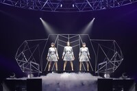 「Cosmic Explorer」をパフォーマンスするPerfume。（撮影：福島啓和）