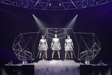 「Cosmic Explorer」をパフォーマンスするPerfume。（撮影：福島啓和）