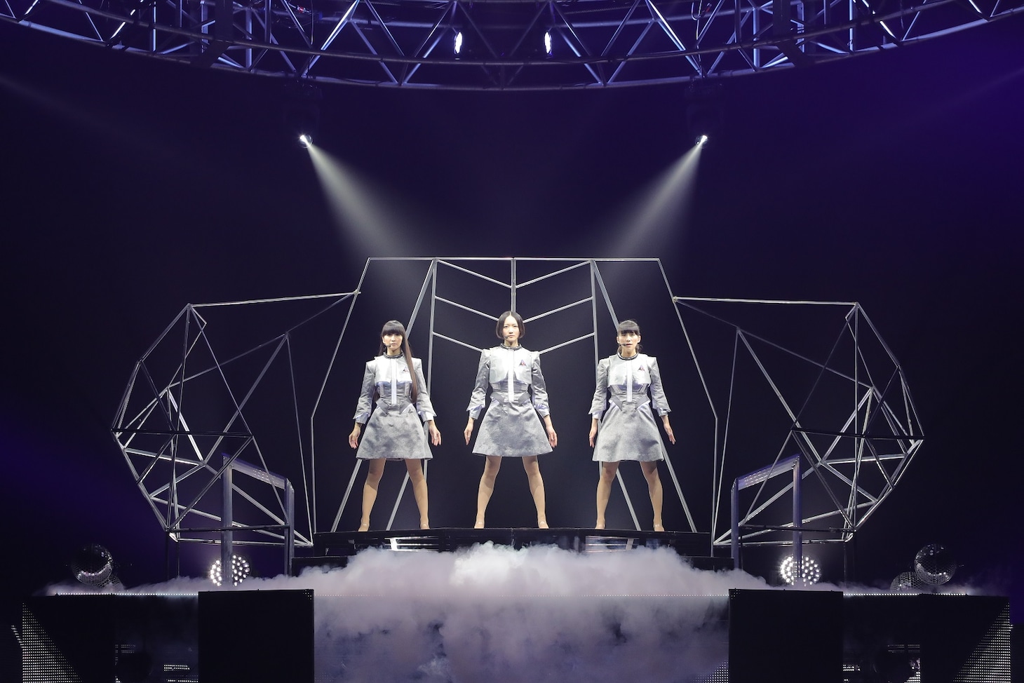 「Cosmic Explorer」をパフォーマンスするPerfume。（撮影：福島啓和）