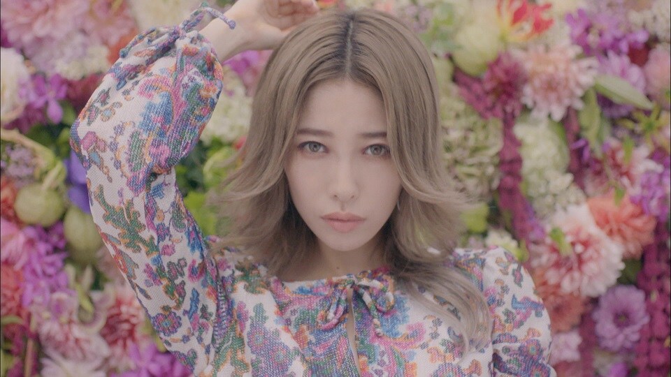 加藤ミリヤ、鮮やかな花々に囲まれ「最高なしあわせ」歌う