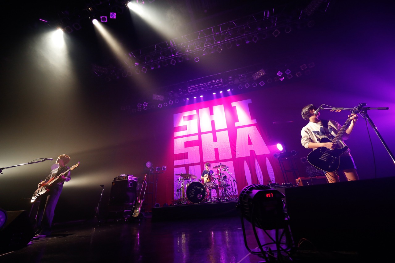 「ワンマンツアー2016秋『夏の恋人はもういないのに、恋に落ちる音が聞こえたのはきっとあの漫画のせい』」11月11日に開催された東京・Zepp Tokyo公演の様子。（撮影：上山陽介）