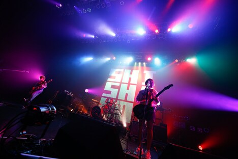 「ワンマンツアー2016秋『夏の恋人はもういないのに、恋に落ちる音が聞こえたのはきっとあの漫画のせい』」11月11日に開催された東京・Zepp Tokyo公演の様子。（撮影：上山陽介）