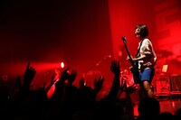 宮崎朝子（G, Vo）（撮影：上山陽介）