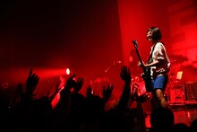 宮崎朝子（G, Vo）（撮影：上山陽介）