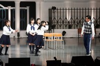 「邪魔スルンジャナイヨ！　ジャパニーズピーポー！」と楠瀬アルカンターラあやめになりきり、片言で森ハヤシにキレる日高麻鈴（中央）。（写真提供：アミューズ）