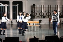 「邪魔スルンジャナイヨ！　ジャパニーズピーポー！」と楠瀬アルカンターラあやめになりきり、片言で森ハヤシにキレる日高麻鈴（中央）。（写真提供：アミューズ）