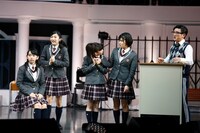 科学部 科学究明機構ロヂカ？への入部を希望する森萌々穂（中央）。（写真提供：アミューズ）